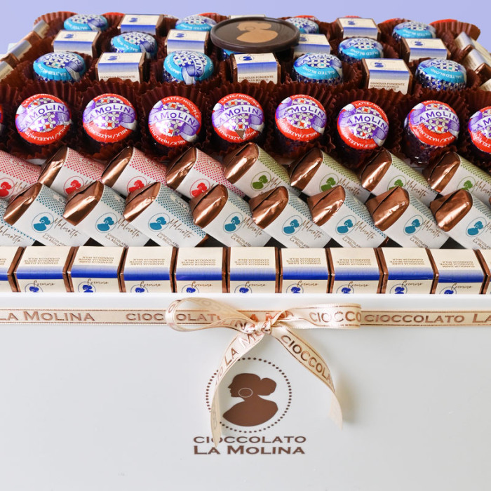 Acrylic Box Wrapped Pralines 1.9 KG